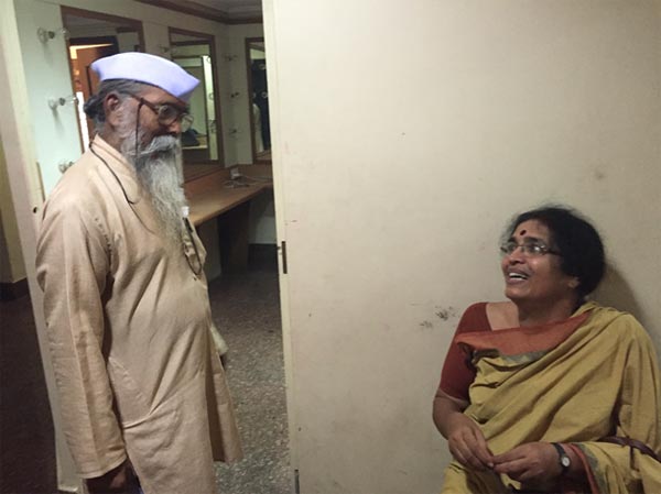 Sushama Tai, in conversation with Awishkar theatre’s Sitaram mama before he rang his famed <i>ghanta</i> (the bell) for the show.